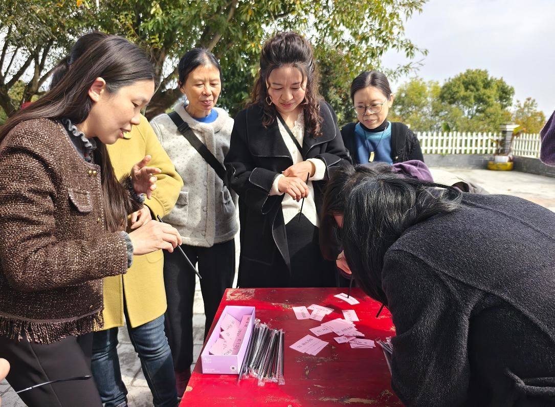  区民政局婚姻登记处开展“绘制我家蓝图・共创家庭文化”文明家风主题活动